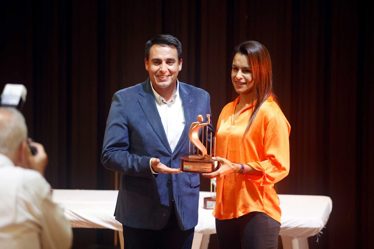 Jorge Eduardo Rojas (Alcalde de Manizales) hizo entrega del premio ACORD de bronce.