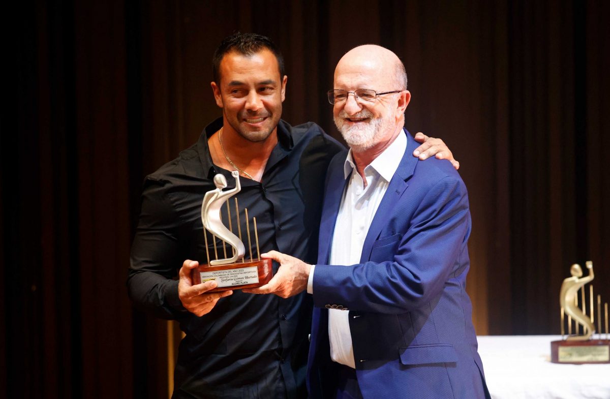 El entrenador de natación de Stefanía Gómez, recibe el trofeo de plata, durante la noche de los mejores de Acord Caldas.