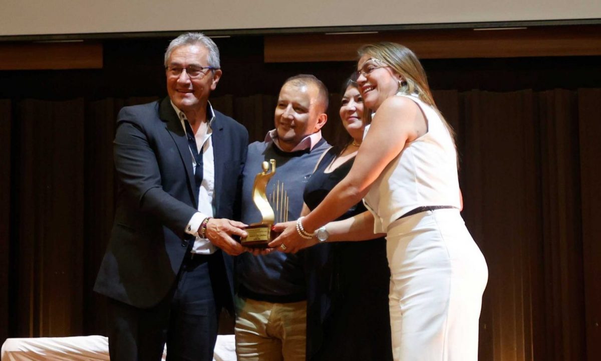 Familiares de la deportista del año 2023, reciben el reconocimiento por parte del presidente de la Acord en Caldas