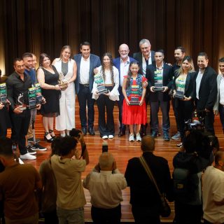 El grupo de deportistas y representantes, homenajeados por parte de la Acord Caldas