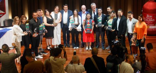 El grupo de deportistas y representantes, homenajeados por parte de la Acord Caldas