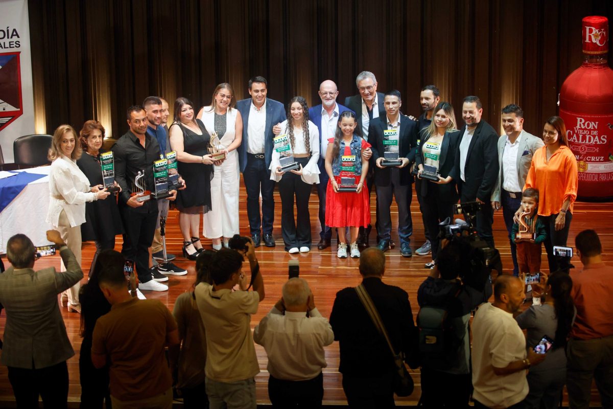 El grupo de deportistas y representantes, homenajeados por parte de la Acord Caldas