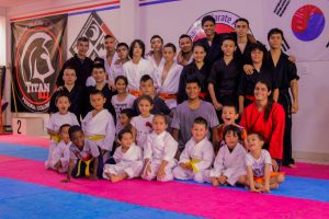 Valentina con estudiantes de Fernando's Karate Academy