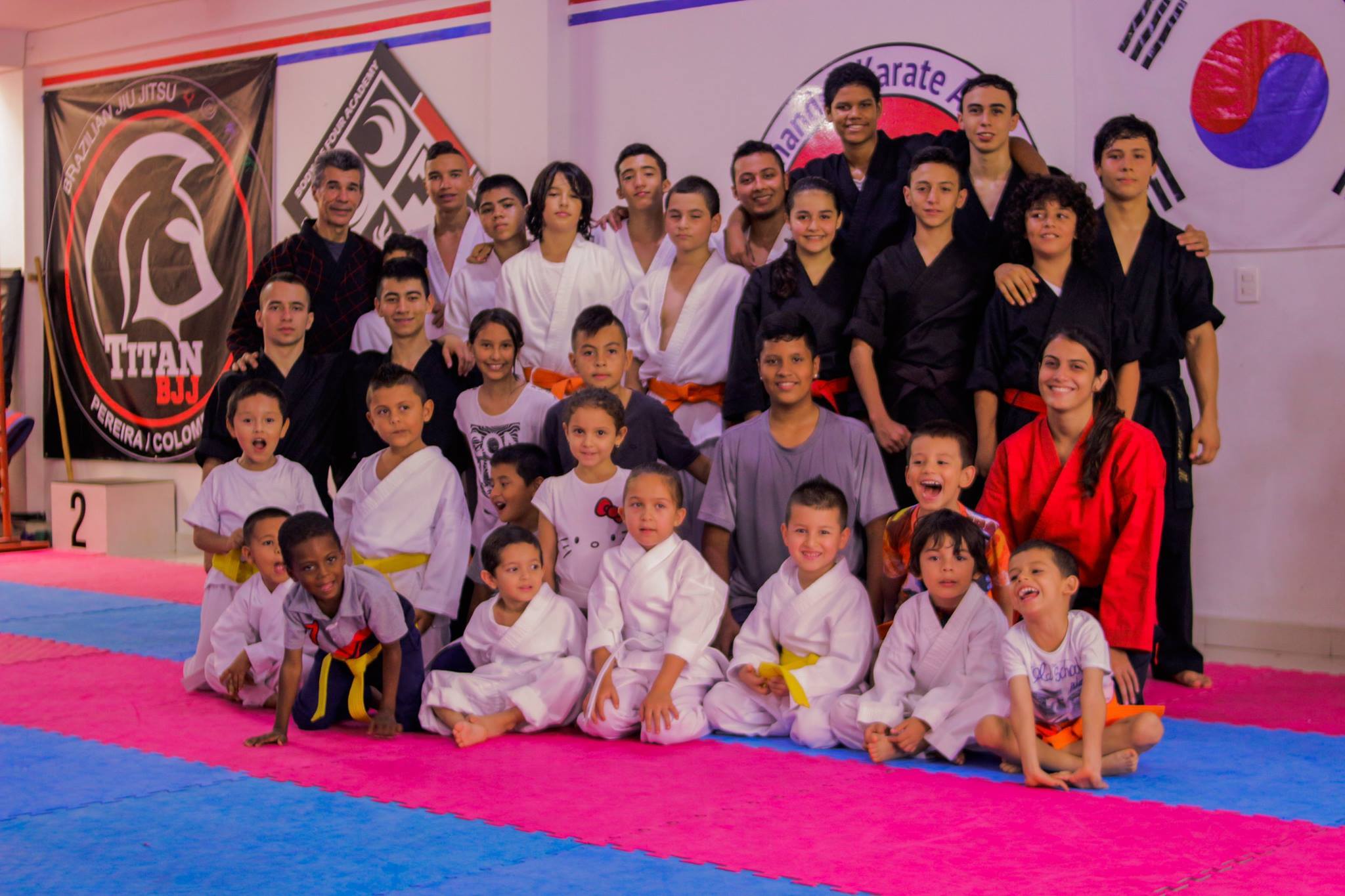 Valentina con estudiantes de Fernando's Karate Academy