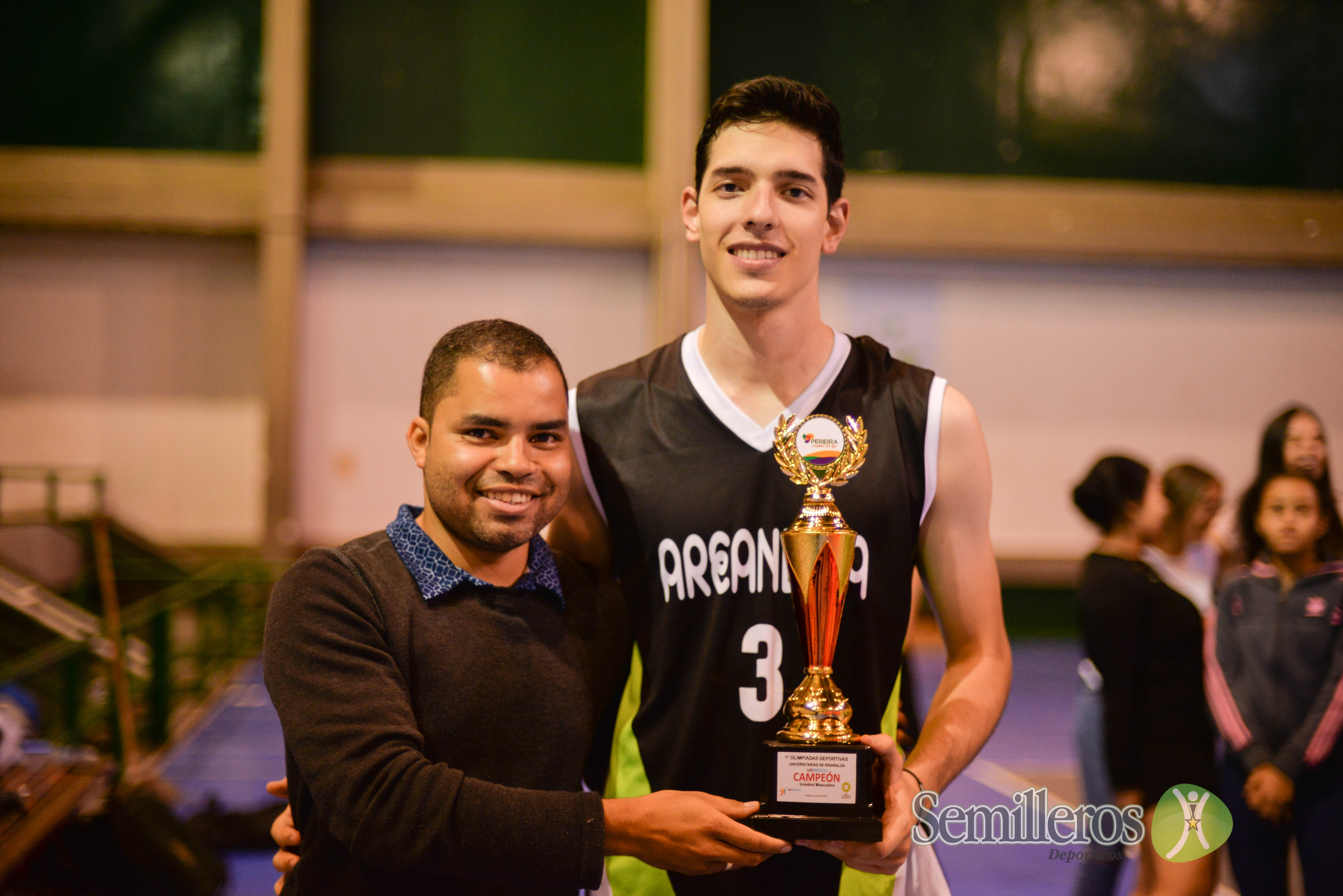 Campeones de voleibol Universus femenino y masculino