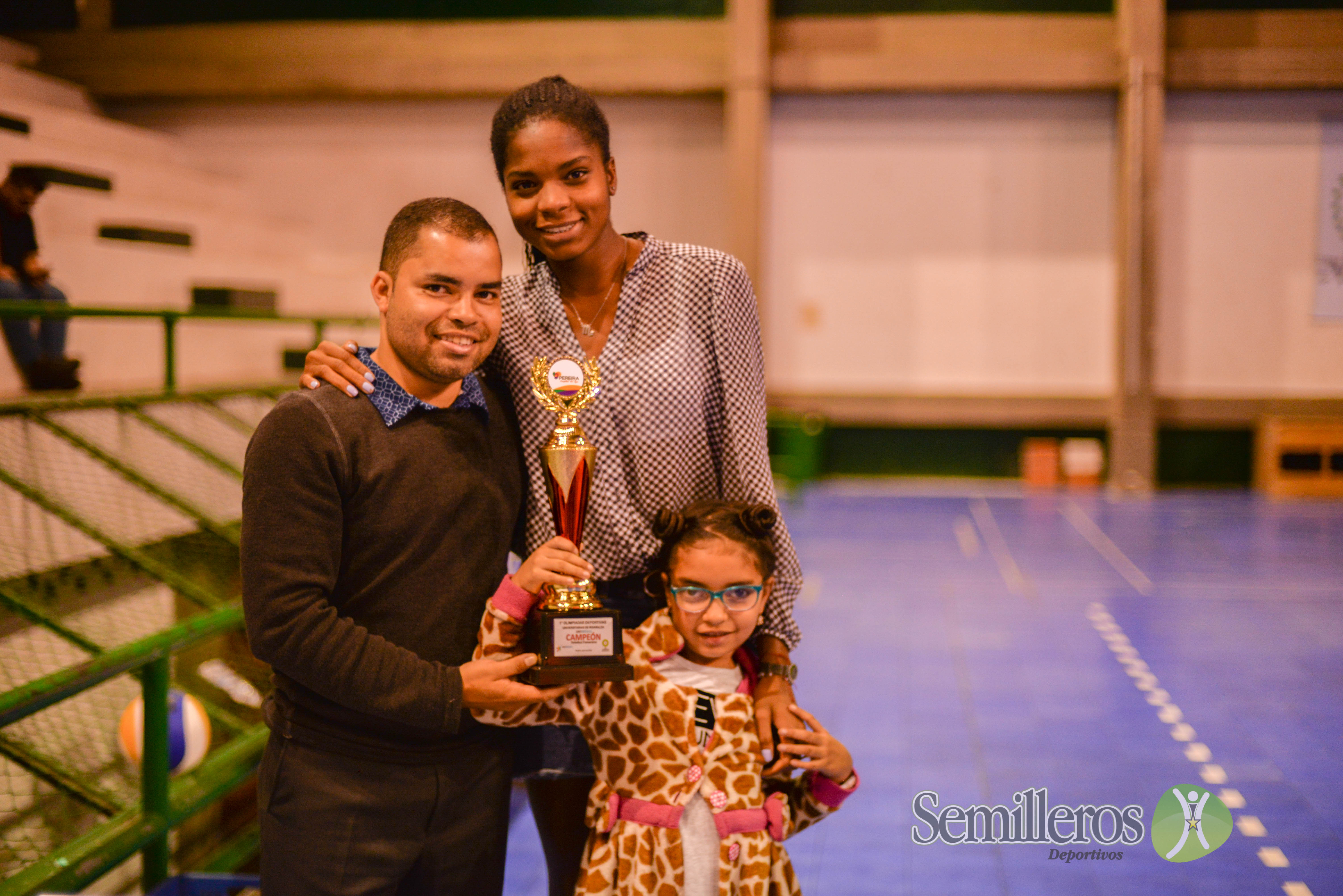 Campeones de voleibol Universus femenino y masculino