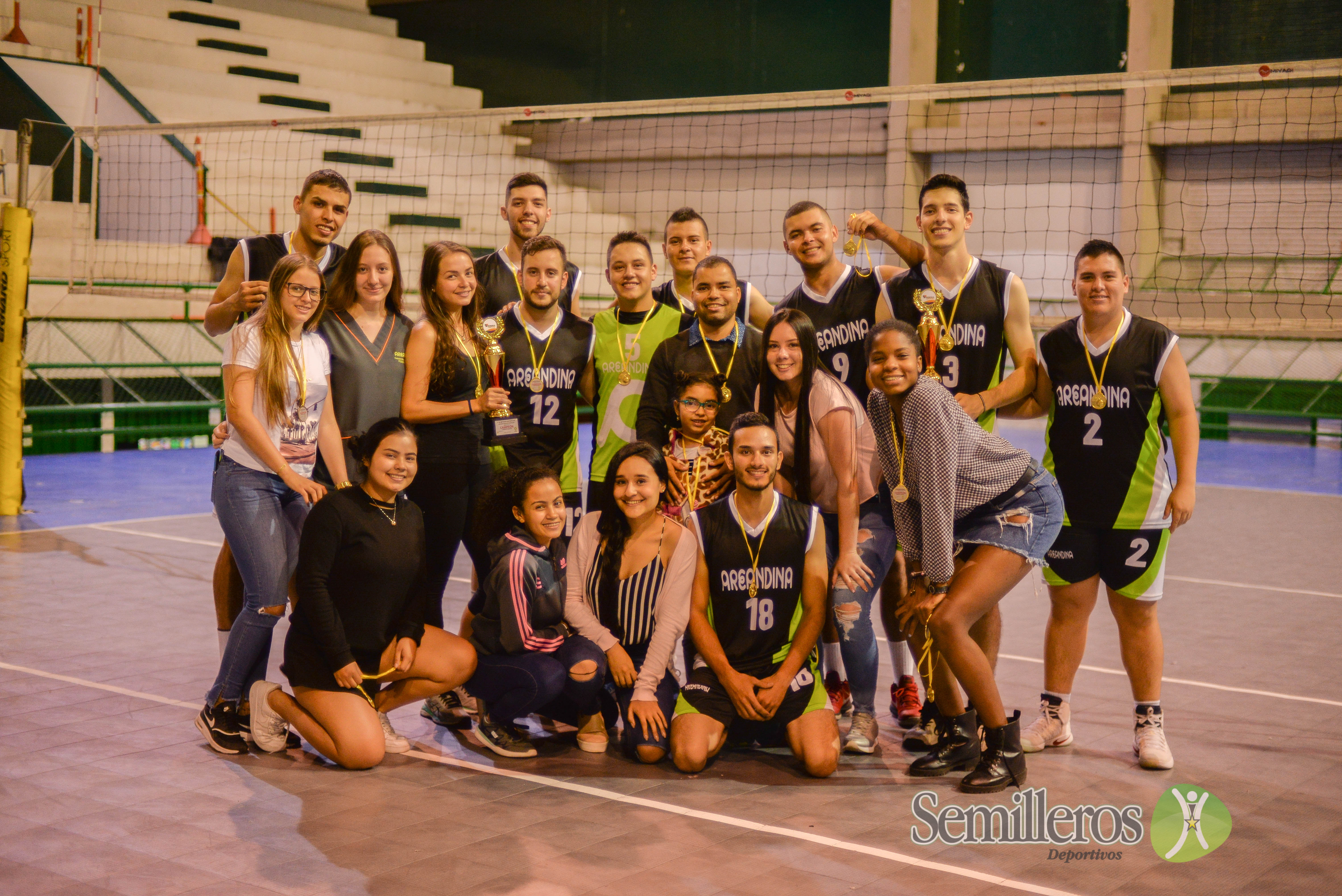 Campeones de voleibol Universus femenino y masculino